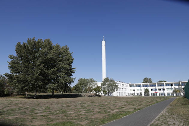 Der Bremer Fallturm am Zentrum für angewandte Raumfahrttechnik und Mikrogravitation.