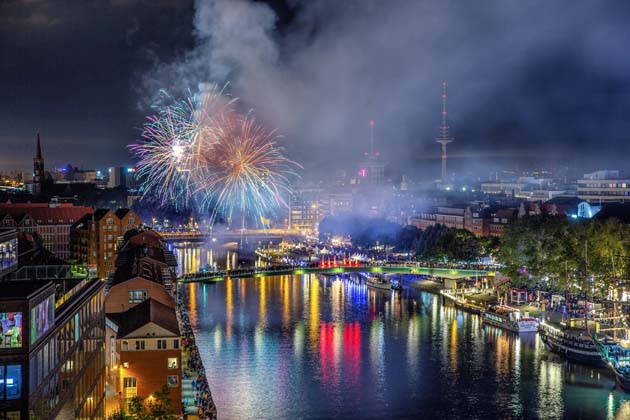 Viele Menschen bewundern das Feuerwerk über der Schlachte bei der Maritimen Woche Bremen.