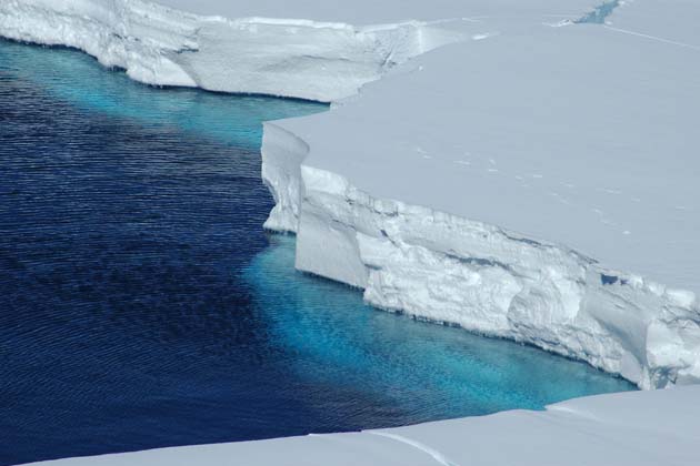 Wasser und eisige Polarkappen, die durch die Erderwärmung schmelzen.