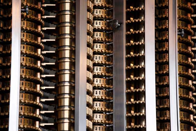 Die Difference Engine von Charles Babbage mit goldenen Zahnrädern mit Zahlen von 0 bis 9.