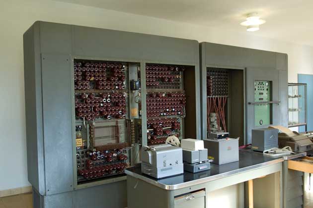 Der Z3 von Konrad Zuse in einem Museum. Der Z3 wird oft als erster Computer der Welt gesehen.