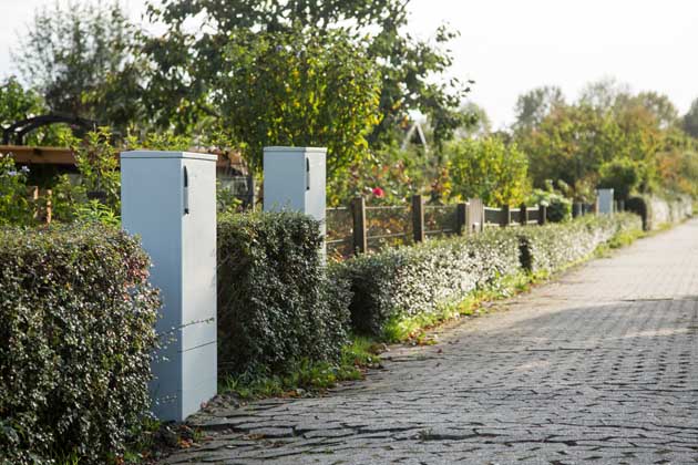 Zwei Stromkästen von swb in einem Bremer Kleingartengebiet